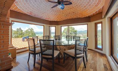 Amplia casa con vista espectacular a la laguna de Valle de Bravo