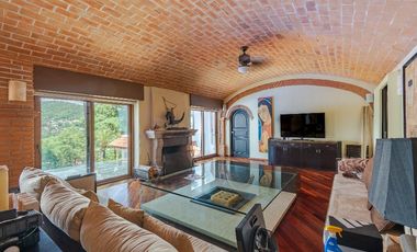 Amplia casa con vista espectacular a la laguna de Valle de Bravo