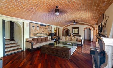 Amplia casa con vista espectacular a la laguna de Valle de Bravo