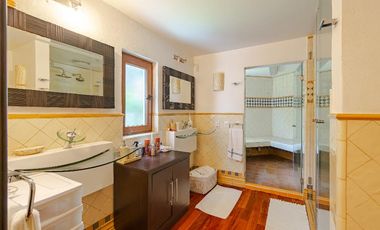 Amplia casa con vista espectacular a la laguna de Valle de Bravo