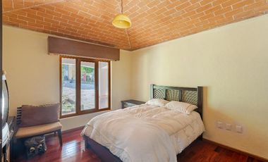 Amplia casa con vista espectacular a la laguna de Valle de Bravo