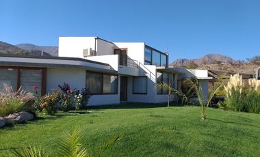 Hermosa casa moderna en parcela
