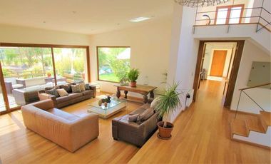 Hermosa casa moderna en parcela