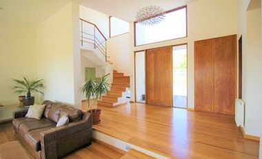 Hermosa casa moderna en parcela