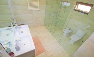 Hermosa casa moderna en parcela