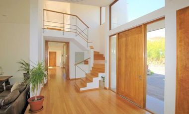 Hermosa casa moderna en parcela