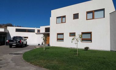 Hermosa casa moderna en parcela