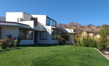 Hermosa casa moderna en parcela