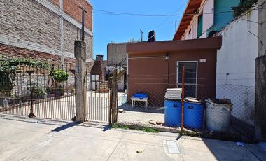 Casa con  Locales y un departamento en venta en G. Catan