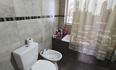 Casa con  Locales y un departamento en venta en G. Catan