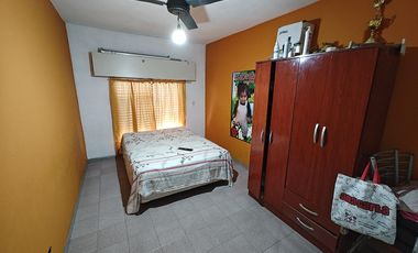 Casa con  Locales y un departamento en venta en G. Catan