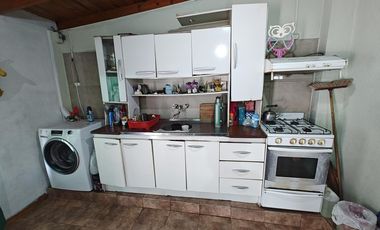 Casa con  Locales y un departamento en venta en G. Catan