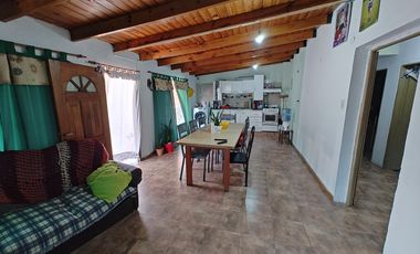 Casa con  Locales y un departamento en venta en G. Catan