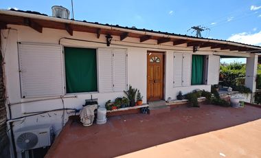 Casa con  Locales y un departamento en venta en G. Catan