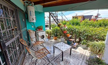 Casa con  Locales y un departamento en venta en G. Catan