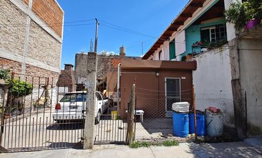 Casa con  Locales y un departamento en venta en G. Catan