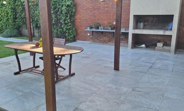 Casa de 2 dormitorios con pileta en Funes