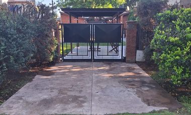 Casa de 2 dormitorios con pileta en Funes