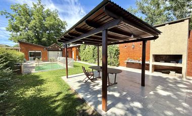 Casa de 2 dormitorios con pileta en Funes