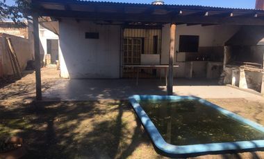 Casa en venta - 4 Dormitorios 3 Baños - 302Mts2 - Merlo