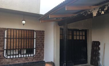 Casa en venta - 4 Dormitorios 3 Baños - 302Mts2 - Merlo
