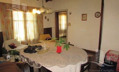 Casa Esquinera en Venta en Villa Adelina