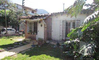Casa Esquinera en Venta en Villa Adelina