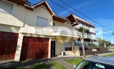 Casas en alquiler temporario - 4 Dormitorios 2 Baños - Mar del Plata