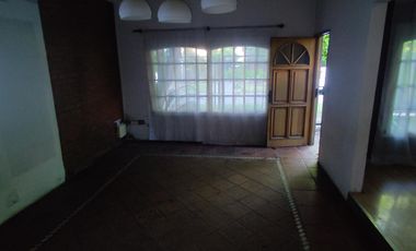 CHALET EN PH A MTS DE BYNNON Y A 3 CUADRAS DE LA ESTACION DE MARMOL