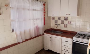 Casa en alquiler en Martinez 4 ambientes, con patio. Cerca de Avenida y 2 cuadras de la Plaza.