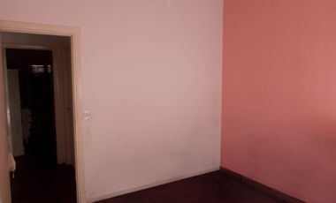 Casa en alquiler en Martinez 4 ambientes, con patio. Cerca de Avenida y 2 cuadras de la Plaza.