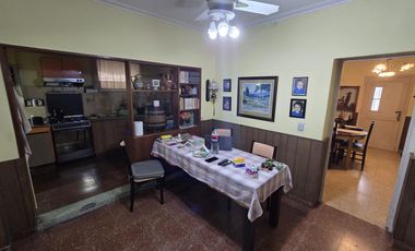 VENTA CASA 4 AMBIENTES EN VILLA ADELINA