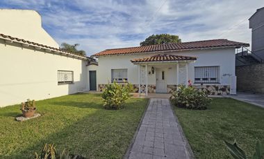 VENTA CASA 4 AMBIENTES EN VILLA ADELINA