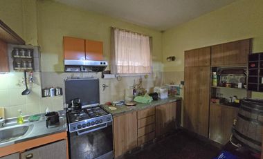 VENTA CASA 4 AMBIENTES EN VILLA ADELINA
