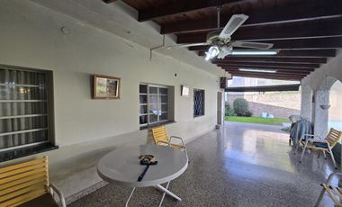 VENTA CASA 4 AMBIENTES EN VILLA ADELINA