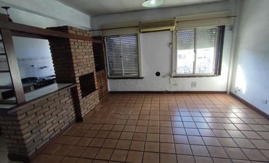 Departamento 4 ambientes sobre la av. Espora a Mts de divisoria