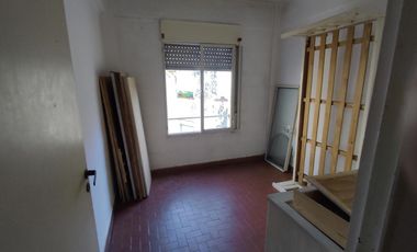 Departamento 4 ambientes sobre la av. Espora a Mts de divisoria