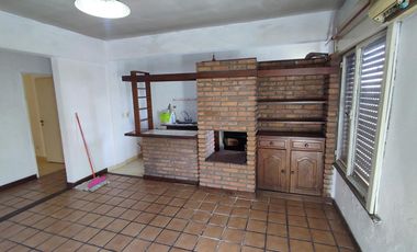 Departamento 4 ambientes sobre la av. Espora a Mts de divisoria