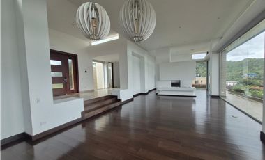 RENTO CASA MODERNA DE LUJO YERBABONITA BOSQUE NATIVO SOPO