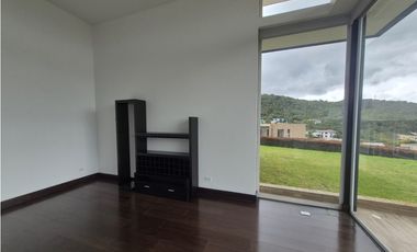 RENTO CASA MODERNA DE LUJO YERBABONITA BOSQUE NATIVO SOPO