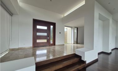 RENTO CASA MODERNA DE LUJO YERBABONITA BOSQUE NATIVO SOPO