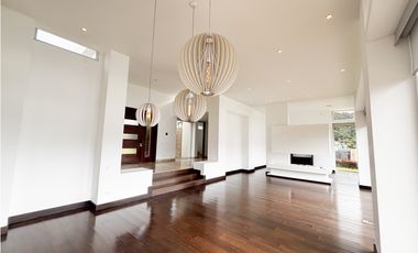 RENTO CASA MODERNA DE LUJO YERBABONITA BOSQUE NATIVO SOPO