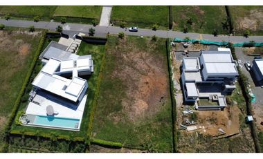 LOTE CON EXCELENTE TOPOGRAFIA EN CONDOMINIO CERRITOS