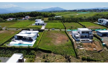 LOTE CON EXCELENTE TOPOGRAFIA EN CONDOMINIO CERRITOS