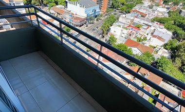 Departamento con cochera en alquiler en Beccar