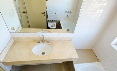 Departamento con cochera en alquiler en Beccar