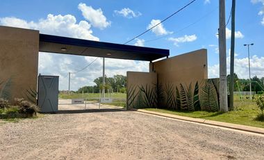 Terreno en venta en barrio Los Naranjos, Ibarlucea.