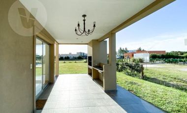 Casa en venta con renta - Barrio Don Joaquin, Canning