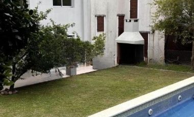 Casa en venta - 4 Dormitorios 3 Baños - Villa Gesell