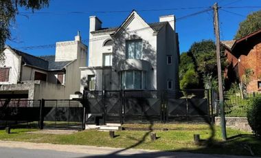 Casa en venta - 4 Dormitorios 3 Baños - Villa Gesell